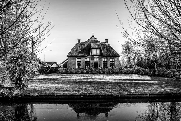 Hangulatos régi ház nádtetős Giethoorn, Hollandia. — Stock Fotó