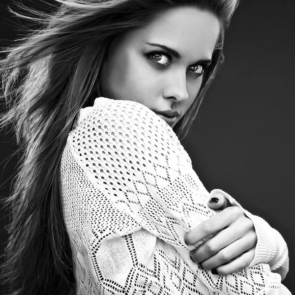 Black-white portrait of young stylish girl. — Stock Photo, Image