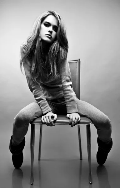 Zwart-wit portret van stijlvolle meisje. — Stockfoto