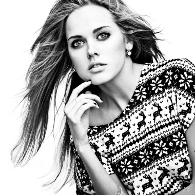 Bir kazak geyik yazdırma ile güzel genç kız. Siyah-beyaz fotoğraf.