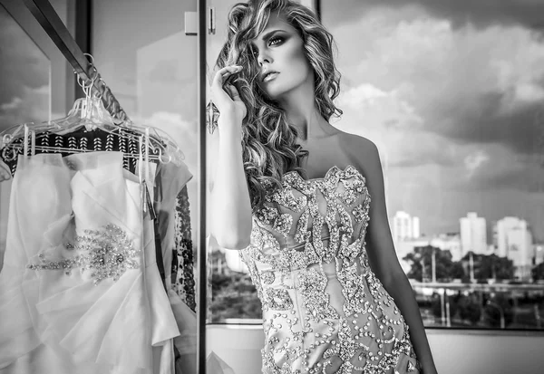 Junge sinnliche & schöne Frau in modischem Kleid posiert drinnen. Schwarz-weißes Modeporträt. — Stockfoto