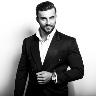 Klasik kostüm zarif genç yakışıklı adam. Siyah-beyaz studio moda portre.