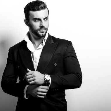 Klasik kostüm zarif genç yakışıklı adam. Siyah-beyaz studio moda portre.