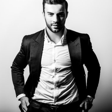 Klasik kostüm zarif genç yakışıklı adam. Siyah-beyaz studio moda portre.