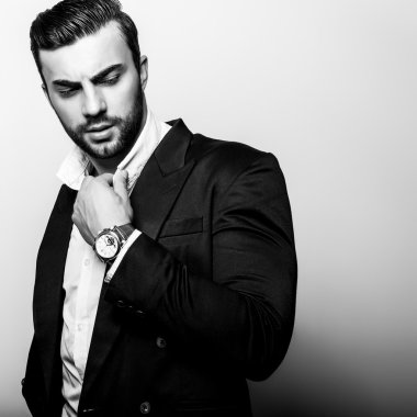 Klasik kostüm zarif genç yakışıklı adam. Siyah-beyaz studio moda portre.