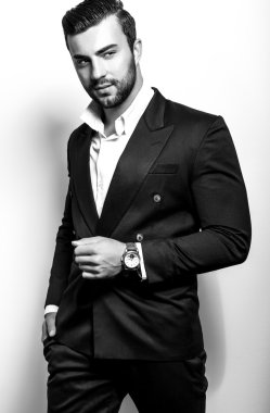 Klasik kostüm zarif genç yakışıklı adam. Siyah-beyaz studio moda portre.