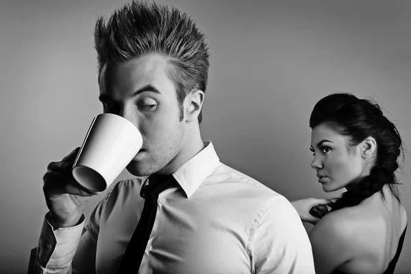 Jovens conhecidos. Ele segura uma caneca nas mãos, ela mostra — Fotografia de Stock