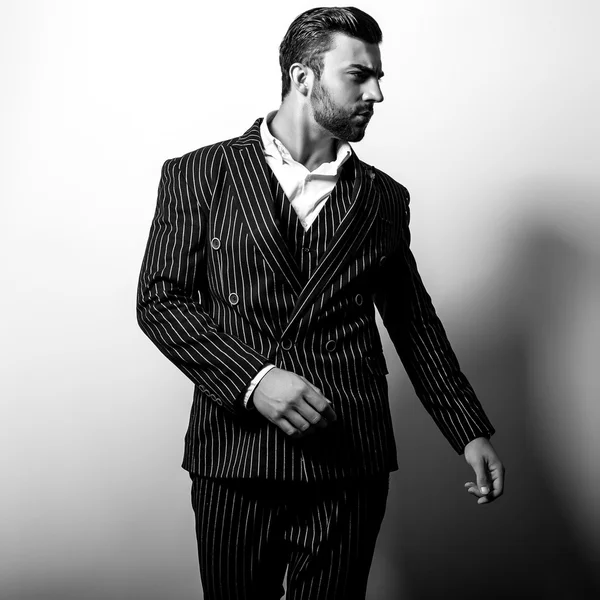 Elegante jovem e bonito homem de traje clássico. Retrato de moda estúdio preto-branco . — Fotografia de Stock