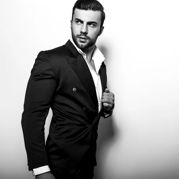 Elegante joven guapo en traje clásico. Retrato de moda estudio blanco y negro . —  Fotos de Stock