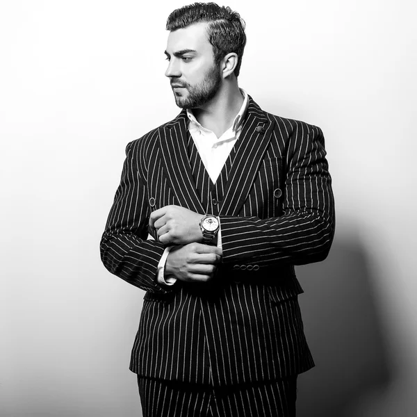 Elegante jovem e bonito homem de traje clássico. Retrato de moda estúdio preto-branco . — Fotografia de Stock