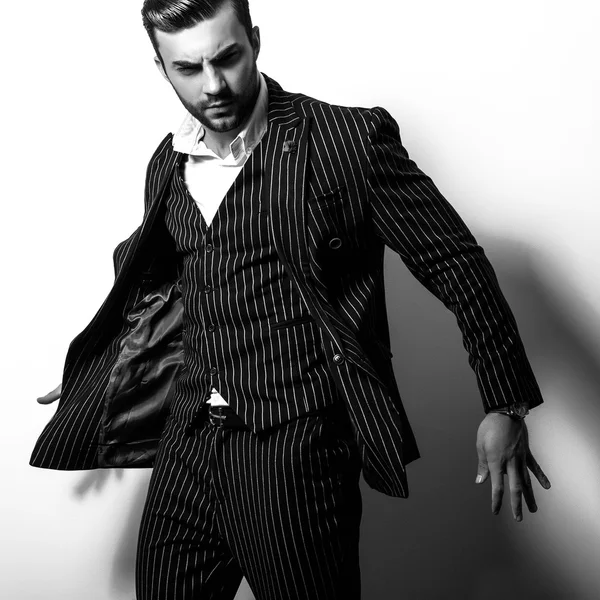 Elegante jovem e bonito homem de traje clássico. Retrato de moda estúdio preto-branco . — Fotografia de Stock