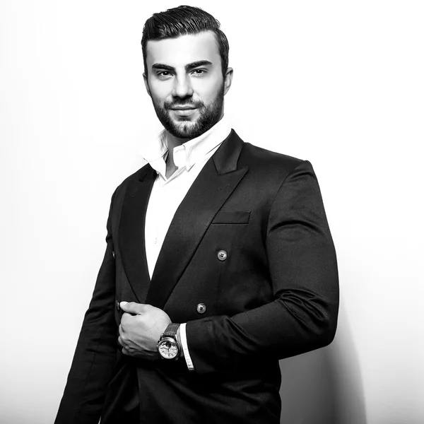 Elegante joven guapo en traje clásico. Retrato de moda estudio blanco y negro . —  Fotos de Stock