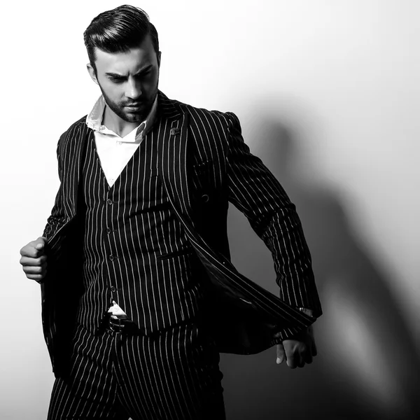 古典的な衣裳でエレガントな若いハンサムな男。ブラック ホワイト スタジオ ファッション ポートレート. — ストック写真