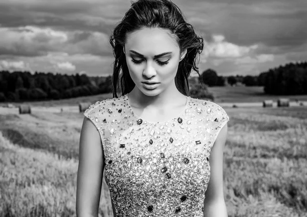 Young sensuele & schoonheid vrouw in een trendy jurk vormen buiten. Zwart-wit foto. — Stockfoto
