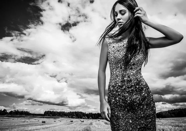 Jeune femme sensuelle & beauté dans une robe à la mode pose en plein air. Photo noir-blanc . — Photo