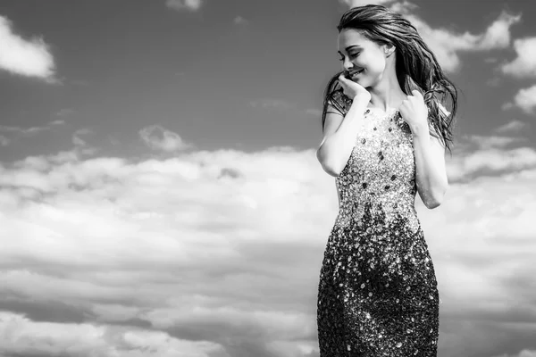 Junge sinnliche & schöne Frau in einem modischen Kleid posiert im Freien. Schwarz-Weiß-Foto. — Stockfoto