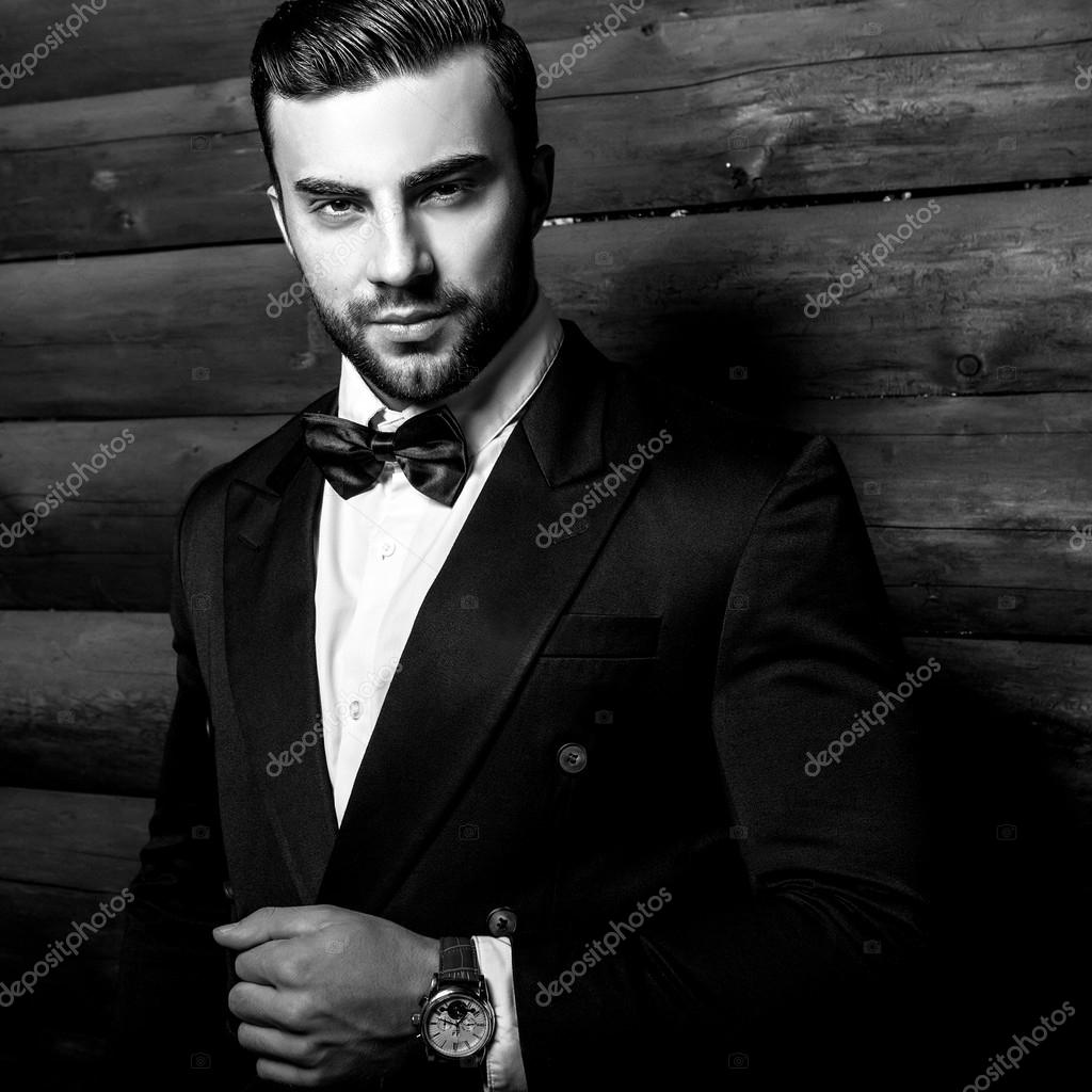 terno preto e gravata borboleta