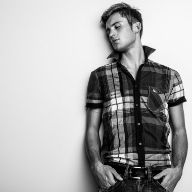 Şık şık yakışıklı adam. Siyah-beyaz studio moda portre. 