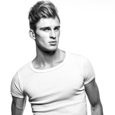 Şık şık yakışıklı adam. Siyah-beyaz studio moda portre. 