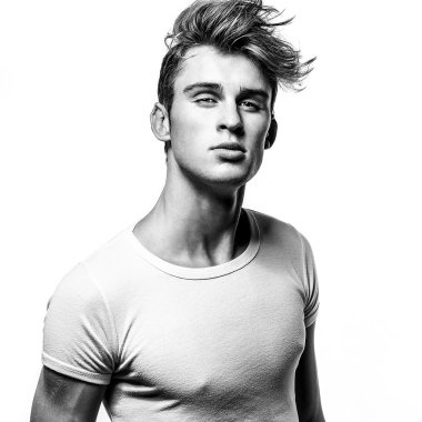 Şık şık yakışıklı adam. Siyah-beyaz studio moda portre. 