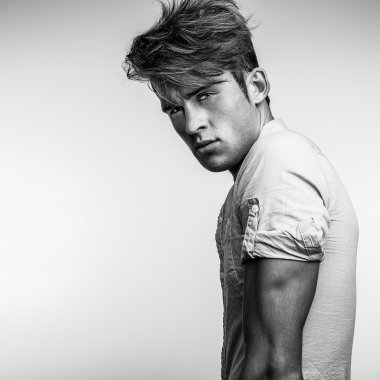 Şık şık yakışıklı adam. Siyah-beyaz studio moda portre. 