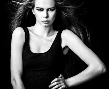 Güzel moda kadın portresi siyah-beyaz.