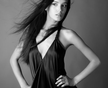 seksi esmer mor ipek elbiseyle poz.