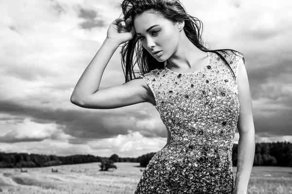 Fiatal, érzéki & nő szépségét egy divatos ruhát szabadtéri jelentenek. Fekete-fehér fénykép. — Stock Fotó
