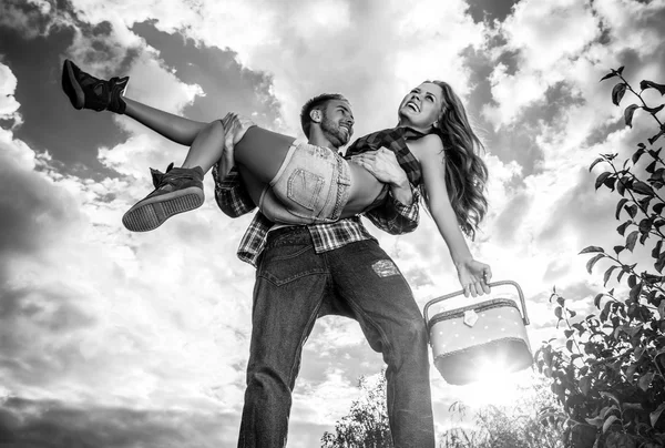 Un jeune couple positif passe du temps à l'extérieur. Photo noir-blanc . — Photo