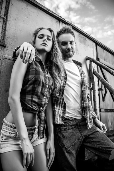 Casal jovem positivo passar tempo ao ar livre. Foto preto-branco . — Fotografia de Stock