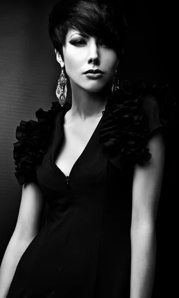 Schwarz-weißes Porträt der schönen brünetten Frau. — Stockfoto