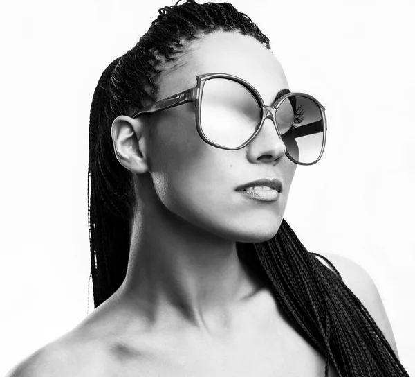 Black-white portrait of beautiful brunette woman in sun glasses. — Stock Photo, Image