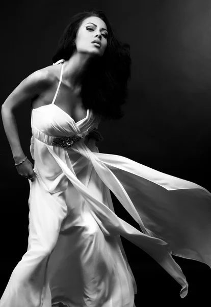 Retrato blanco y negro de la hermosa mujer morena en vestido de moda . —  Fotos de Stock