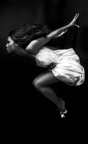 Retrato blanco y negro de la hermosa mujer morena en vestido de moda . — Foto de Stock