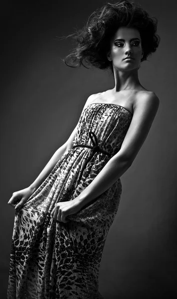 Black-white portrait of beautiful fashionable brunette woman. — Stock Photo, Image