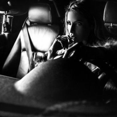 Spor araba lüks kadın. Siyah-beyaz fotoğraf.