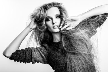 Siyah-beyaz muhteşem uzun tüyleri olan güzel kadın portresi.