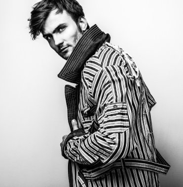 Şık şık yakışıklı adam. Siyah-beyaz studio moda portre. 
