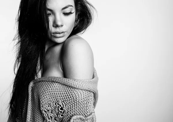 Belle jeune brune en chandail de laine posant sur fond studio. Mode noir-blanc Photo . — Photo