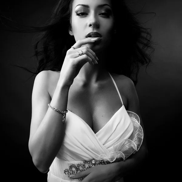 Retrato blanco y negro de la hermosa mujer morena en vestido de moda . — Foto de Stock