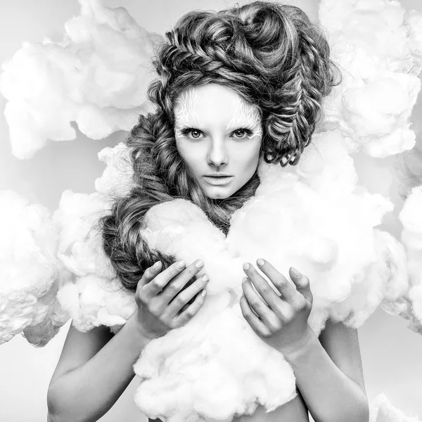 Ρομαντική ομορφιά με υπέροχα μαλλιά περιπλάνηση στα σύννεφα. Λεπτή τέχνη μαύρο-άσπρο στούντιο μόδας πορτρέτο. — Φωτογραφία Αρχείου
