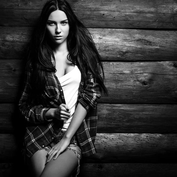 Mujer joven sensual y belleza en ropa casual posan sobre fondo de madera grunge. Foto de moda blanco y negro . — Foto de Stock