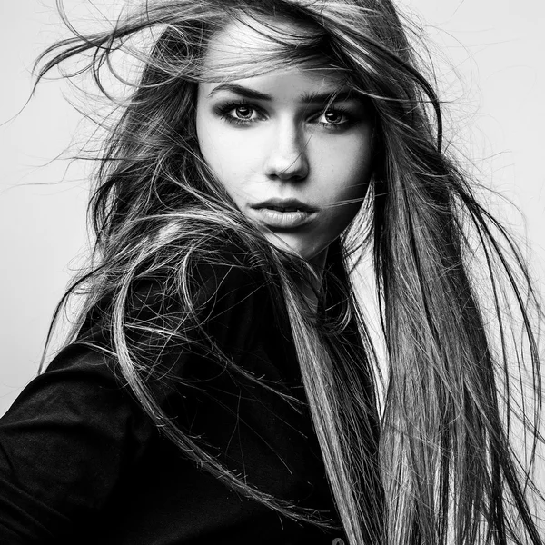 Svart-vita porträtt av vacker ung flicka. — Stockfoto