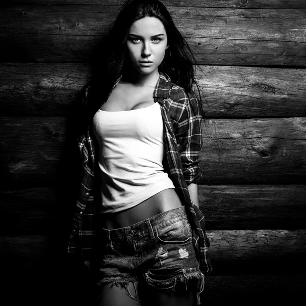 Mujer joven sensual y belleza en ropa casual posan sobre fondo de madera grunge. Foto de moda blanco y negro . — Foto de Stock