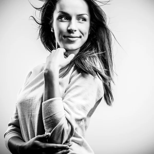 Retrato preto-branco de jovem mulher positiva e amigável atraente . — Fotografia de Stock