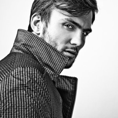 Şık şık yakışıklı adam. Siyah-beyaz studio moda portre. 