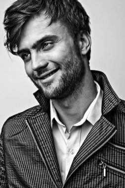 Şık şık yakışıklı adam. Siyah-beyaz studio moda portre. 