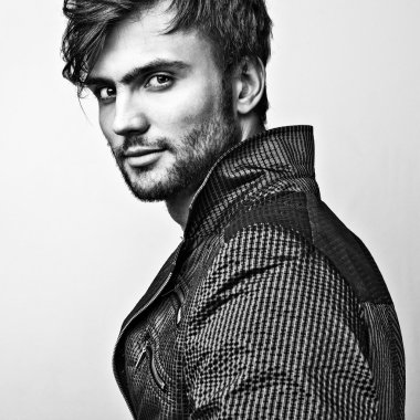 Şık şık yakışıklı adam. Siyah-beyaz studio moda portre. 