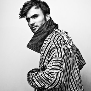 Şık şık yakışıklı adam. Siyah-beyaz studio moda portre. 