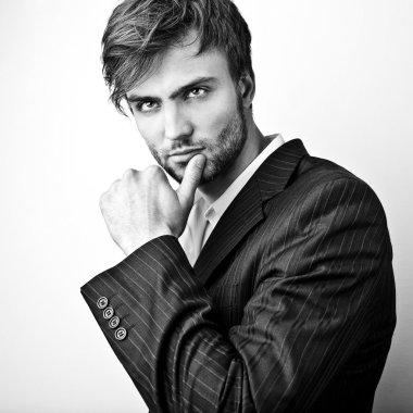 Şık şık yakışıklı adam. Siyah-beyaz studio moda portre. 